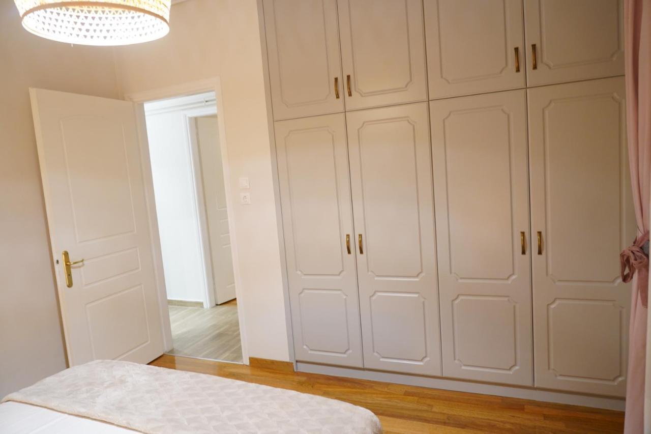 Larissa Downtown Apartment With Parking Exterior photo