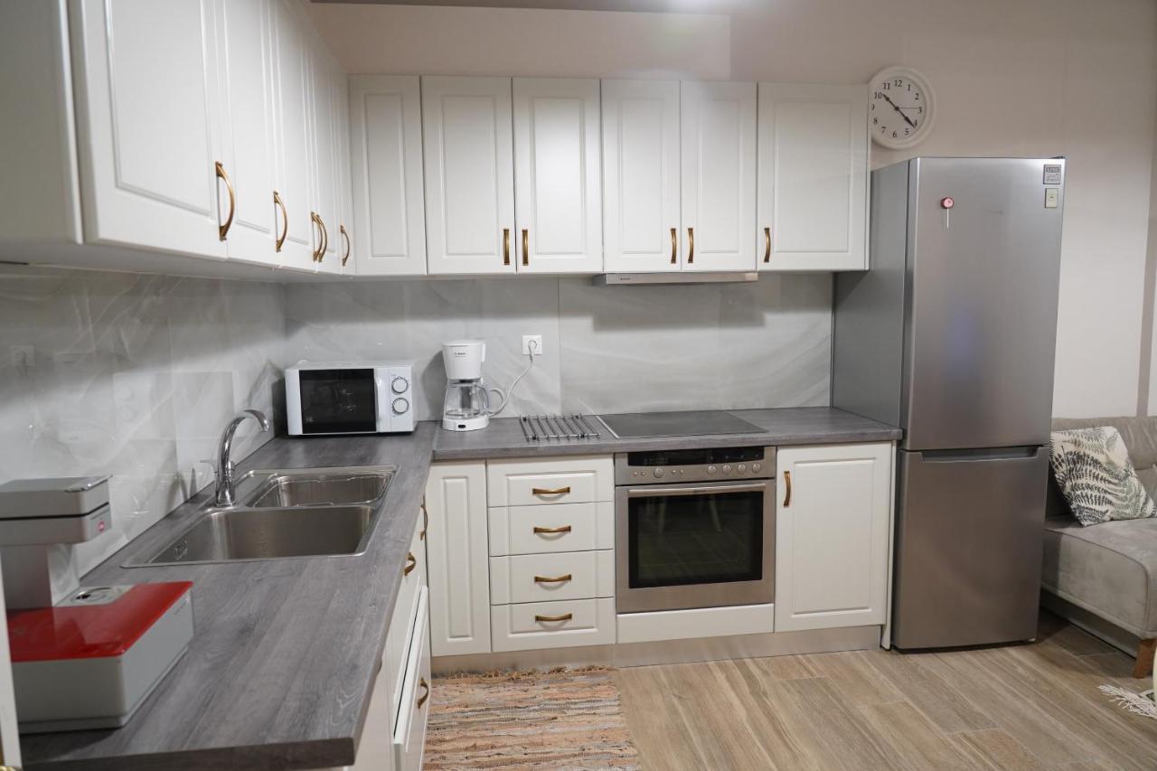Larissa Downtown Apartment With Parking Exterior photo