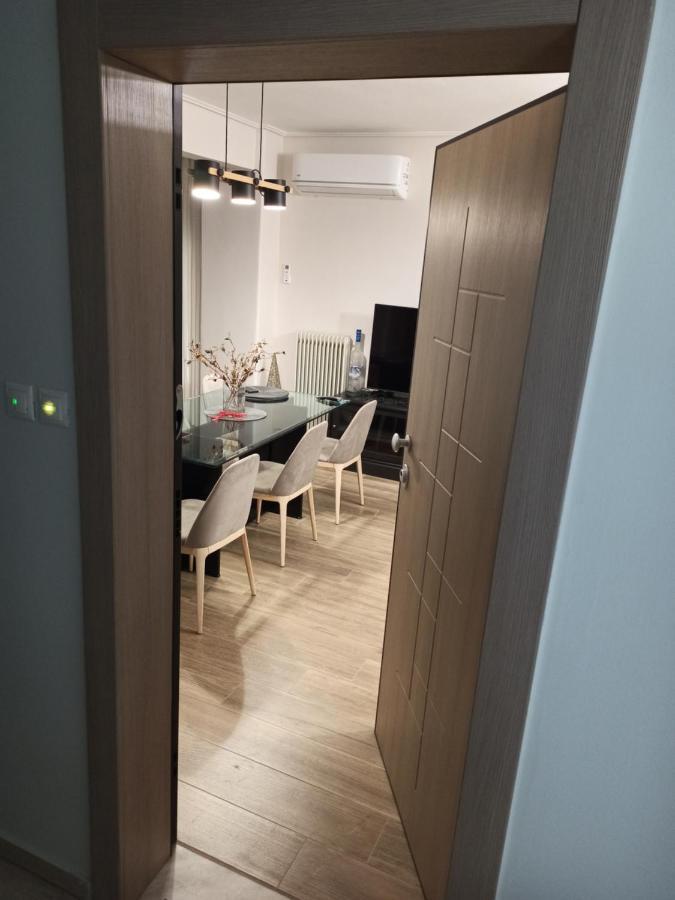 Larissa Downtown Apartment With Parking Exterior photo